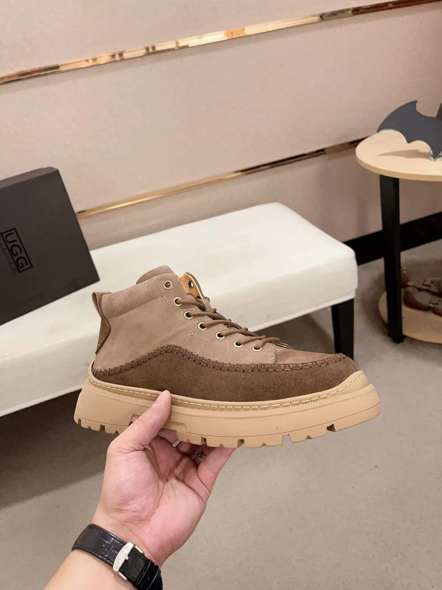 Factory price: 760💰North American men's shoes Ugg ☃️In the special sale of new high-quality men's shoes snow boots in autumn and winter, the nemesis of extreme cold weather! Made of cowhide leather, merino wool lining, and original outsole, whether driving, outdoor or daily wear, there is always one that suits you! Code number 39-44